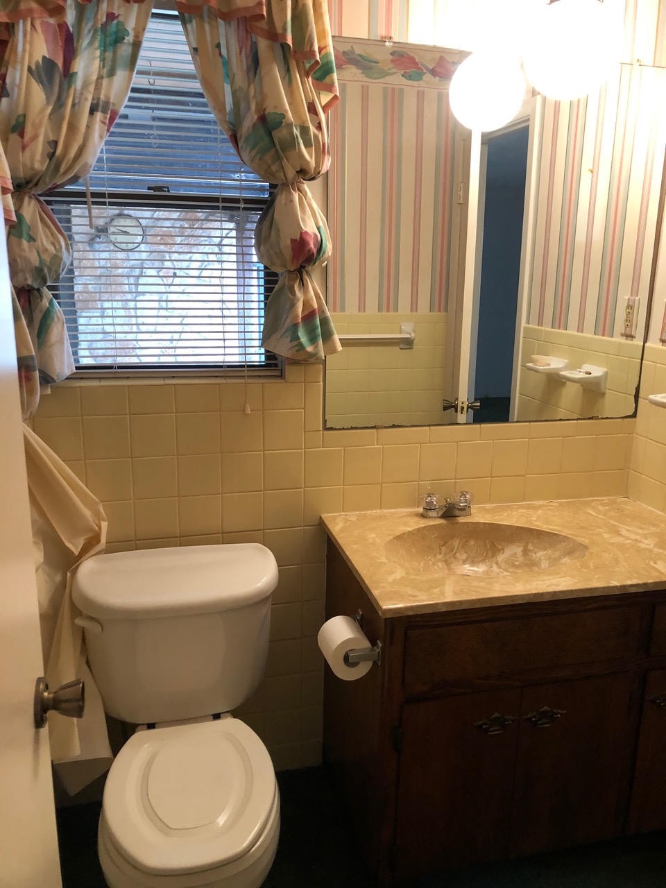 Austin Rock — Before, bathroom with yellow tile and floral curtains